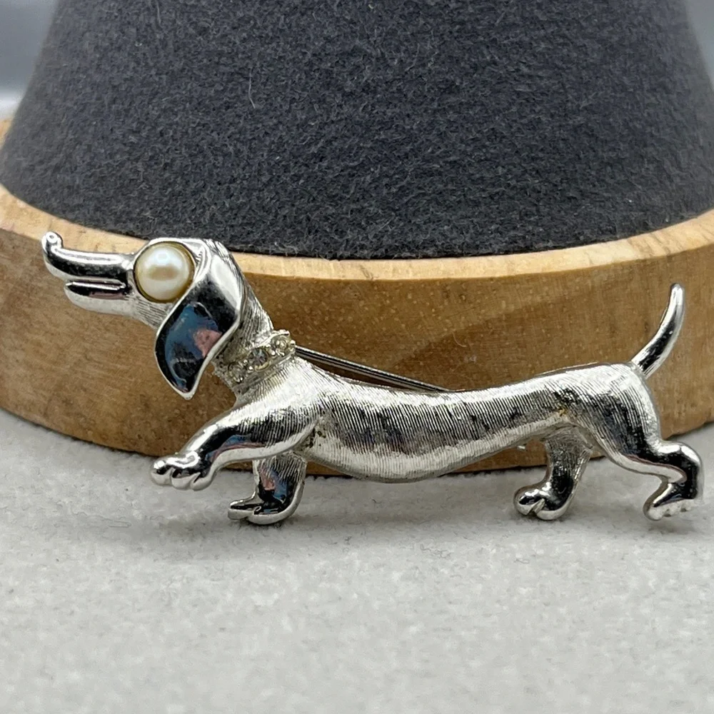 Vintage Kramer Dachshund brooch large faux pearl eye rhinestone collar 2 inches - Picture 1 of 7